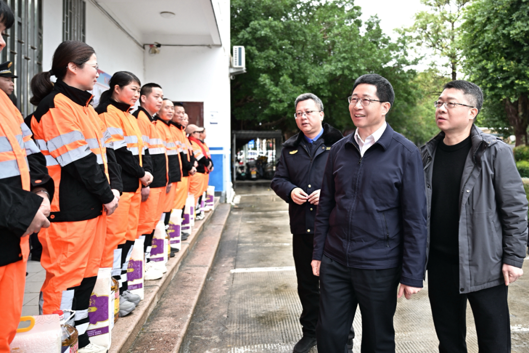 兰文慰问一线民生保障部门