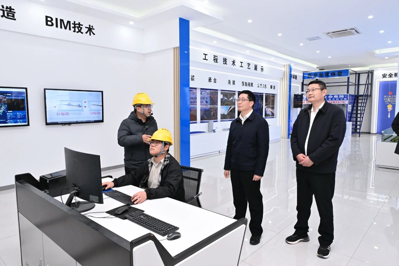 兰文赴基层宣讲党的二十届四中全会精神并调研福州机场第二高速公路建设 兰文赴基层宣讲党的二十届四中全会精神并调研福州机场第二高速公路建设